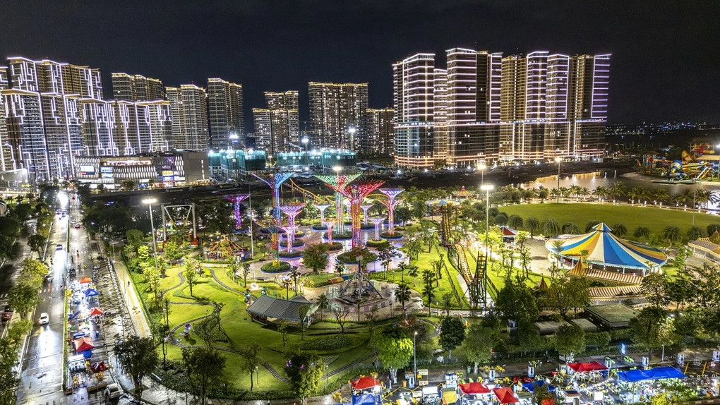 Công viên Vinhomes Grand Park về đêm Công viên Vinhomes Grand Park về đêm