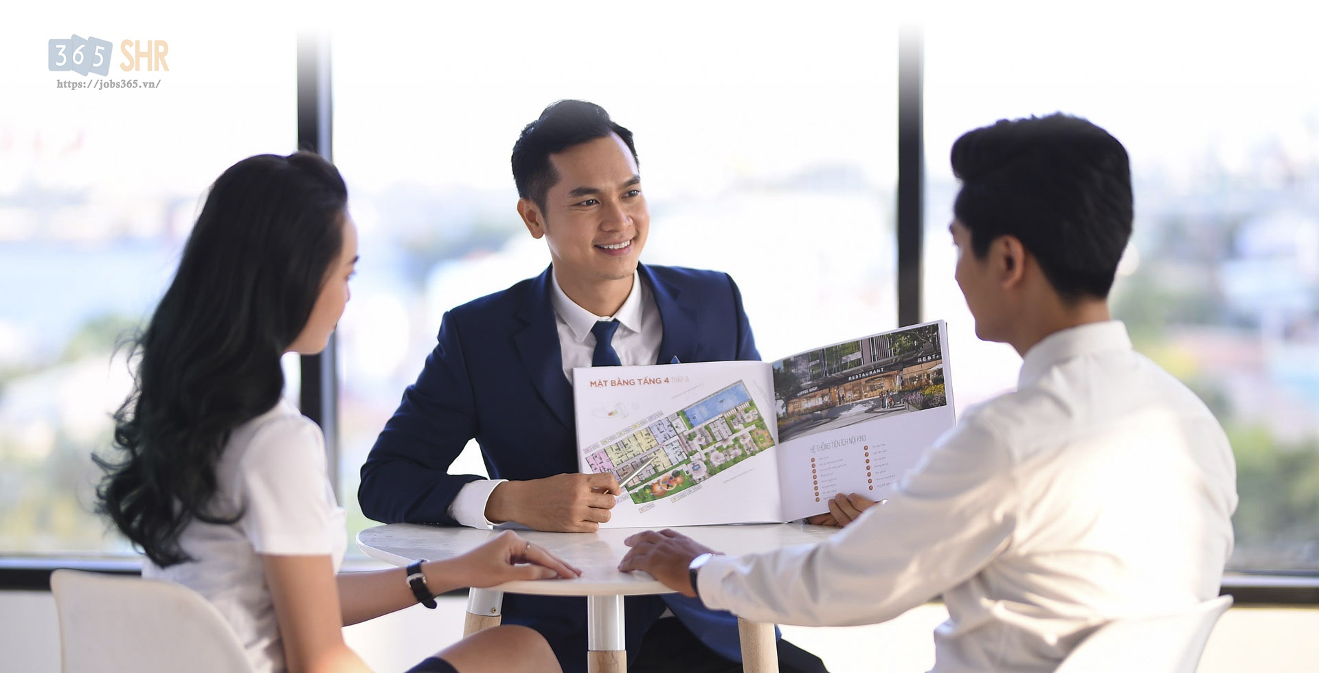 Chuyên viên tư vấn và khách hàng Chuyên viên tư vấn và khách hàng